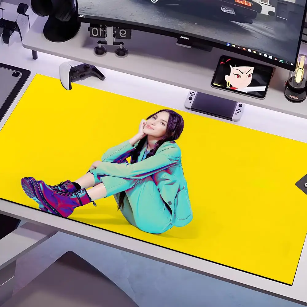 Singer Olivia Rodrigo Classic Mouse Pad